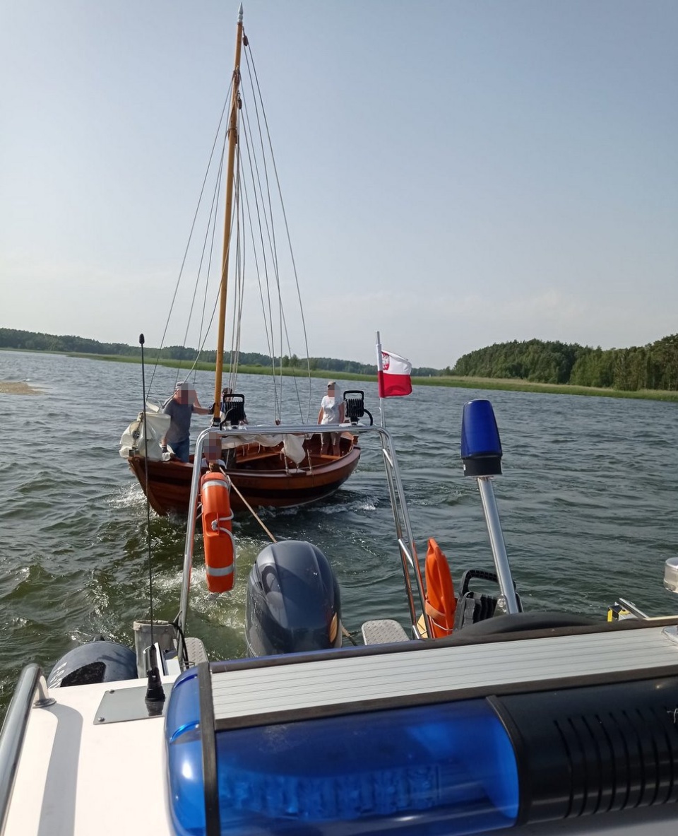 W czasie minionego weekendu policjanci ogniwa wodnego bydgoskiej komendy stacjonujący nad Zalewem Koronowskim mieli pełne ręce roboty. W niedzielę (19 czerwca) interweniowali pięciokrotnie z racji bardzo wietrznej aury. Pomagali załogom jednostek pływających bezpiecznie dotrzeć do brzegu./fot. Policja