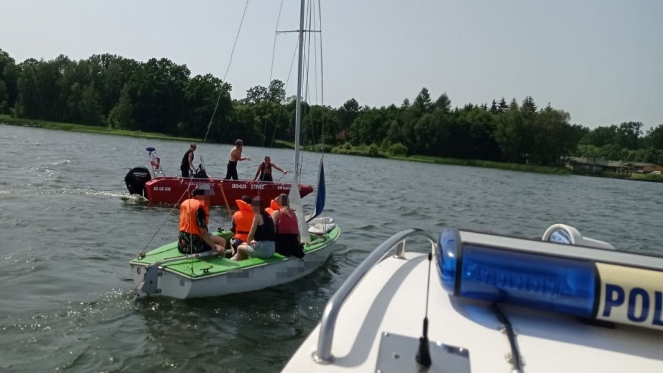 W czasie minionego weekendu policjanci ogniwa wodnego bydgoskiej komendy stacjonujący nad Zalewem Koronowskim mieli pełne ręce roboty. W niedzielę (19 czerwca) interweniowali pięciokrotnie z racji bardzo wietrznej aury. Pomagali załogom jednostek pływających bezpiecznie dotrzeć do brzegu./fot. Policja