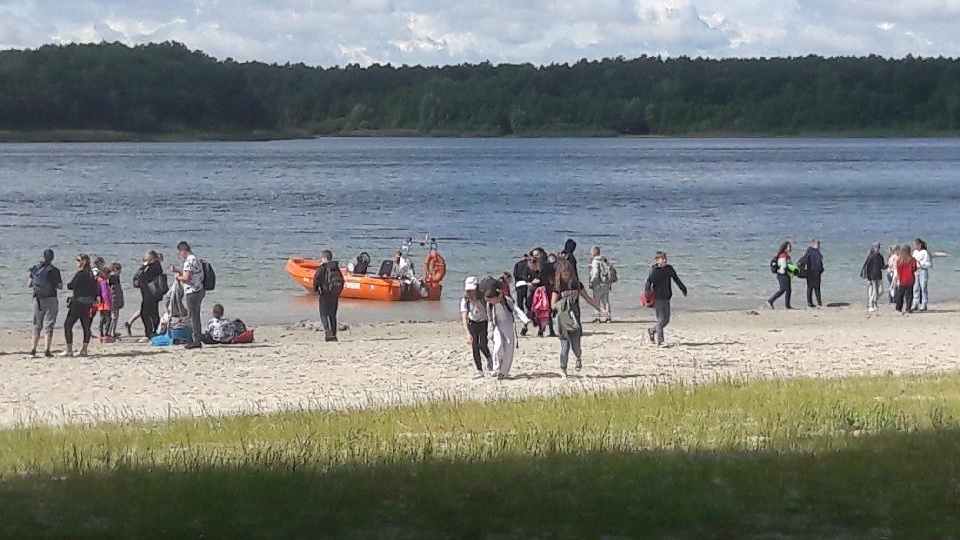 Zabawą i szkoleniem na plaży w Borównie żegnało dobiegający końca rok szkolny niemal 700 uczniów z gminy Dobrcz. Fot. Robert Edmann