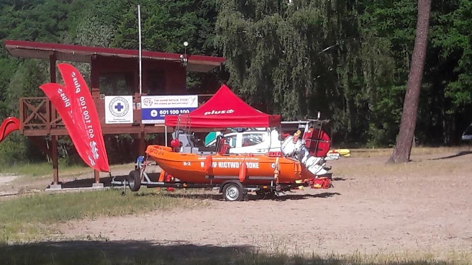 Zabawą i szkoleniem na plaży w Borównie żegnało dobiegający końca rok szkolny niemal 700 uczniów z gminy Dobrcz. Fot. Robert Edmann