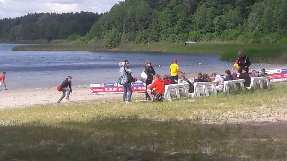 Zabawą i szkoleniem na plaży w Borównie żegnało dobiegający końca rok szkolny niemal 700 uczniów z gminy Dobrcz. Fot. Robert Edmann