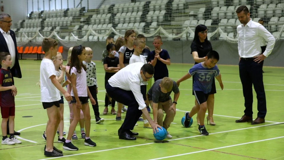 Premier Mateusz Morawiecki oraz minister sportu i turystyki Kamil Bortniczuk podczas konferencji prasowej w Centrum Sportu w Raszynie/fot. Rafał Guz, PAP