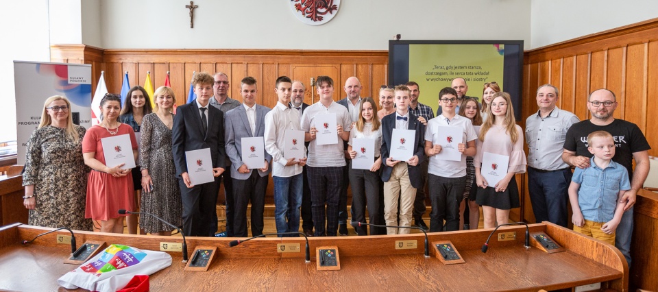 Z okazji Dnia Ojca w Urzędzie Marszałkowskim w Toruniu nagrodzono laureatów konkursu ,,Mój ojciec-dobrze być razem"./ fot. Szymon Zdziebło