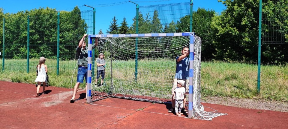 Mieszkańcy toruńskich Wrzosów nie mogli doczekać się pomocy ze strony urzędników, dlatego sami postanowili naprawić boisko sportowe/fot. nadesłane