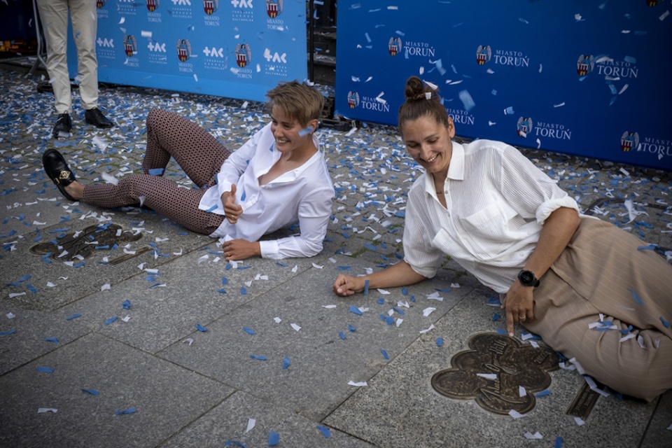 W sobotę - srebrne medalistki ostatnich igrzysk olimpijskich - wioślarka Katarzyna Zillmann i żeglarka Jolanta Ogar-Hill dołączyły do Piernikowej Alei Gwiazd w Toruniu/fot. torun.pl