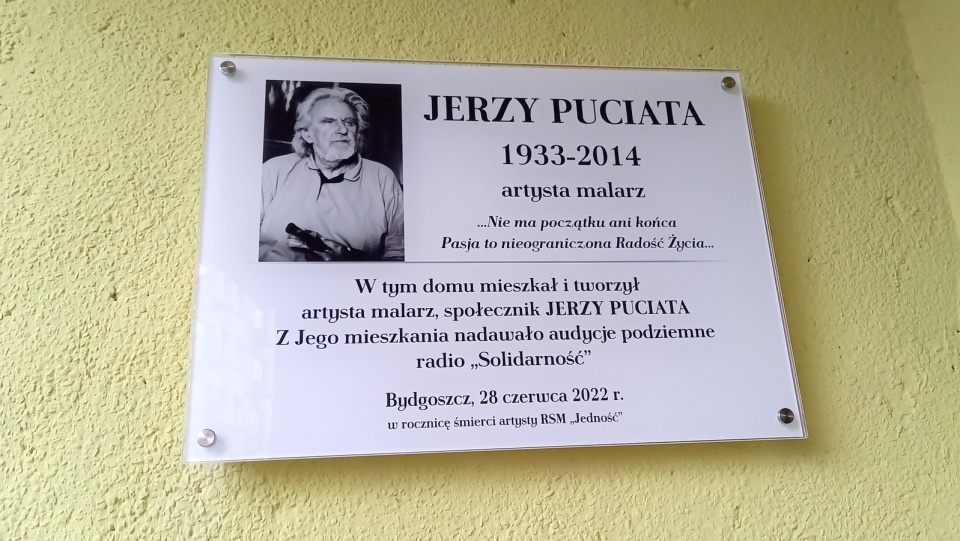 Tablica poświęcona Jerzemu Puciacie to inicjatywa Robotniczej Spółdzielni Mieszkaniowej „Jedność”. Fot. Tatiana Adonis