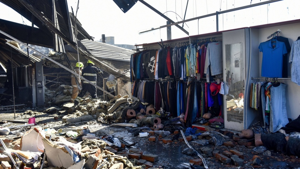 Akcja ratunkowa w ostrzelanym przez Rosjan centrum handlowym w Krzemieńczuku/fot. PAP, EPA