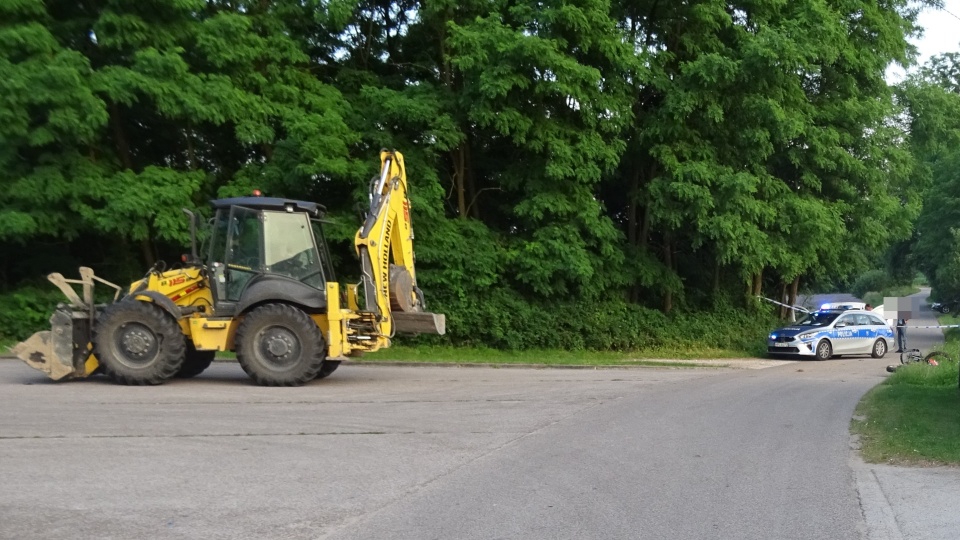 W wyniku czołowego zderzenia motocykla z koparko-ładowarką zginął 20-letni kierujący jednośladem. Fot. Policja