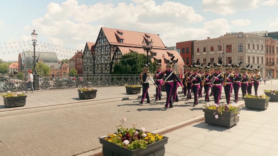 Wojskowi muzycy przemierzają ulice miasta w rytm marszu „Szlakiem Brdy” skomponowanego przez Orlina Bebenowa. Fot. Zrzut ekranu