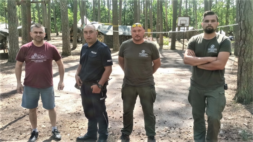 Dzielnicowi z Komisariatu Policji w Koronowie wraz ze strażnikami leśnymi z Nadleśnictwa Różanna wizytowali harcerzy obozujących na terenie gm. Koronowo. /fot. Policja