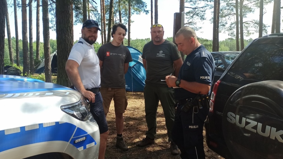 Dzielnicowi z Komisariatu Policji w Koronowie wraz ze strażnikami leśnymi z Nadleśnictwa Różanna wizytowali harcerzy obozujących na terenie gm. Koronowo. /fot. Policja