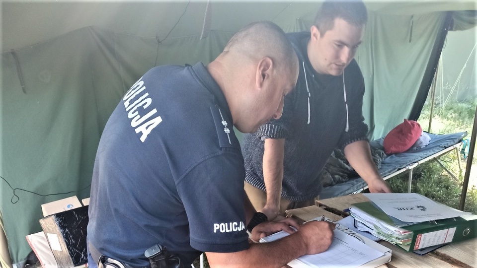 Dzielnicowi z Komisariatu Policji w Koronowie wraz ze strażnikami leśnymi z Nadleśnictwa Różanna wizytowali harcerzy obozujących na terenie gm. Koronowo. /fot. Policja