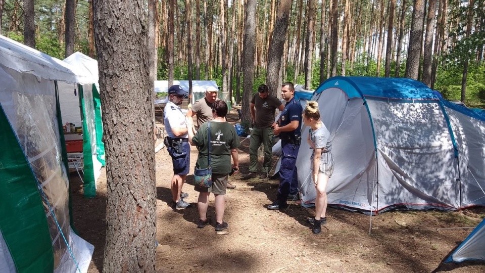 Dzielnicowi z Komisariatu Policji w Koronowie wraz ze strażnikami leśnymi z Nadleśnictwa Różanna wizytowali harcerzy obozujących na terenie gm. Koronowo. /fot. Policja