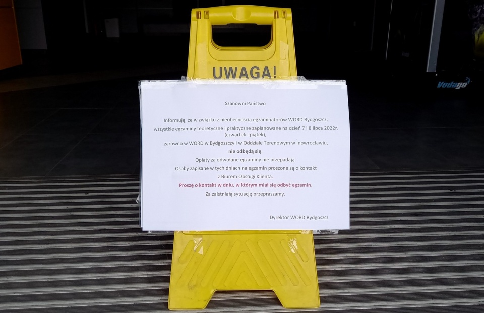 Informacja przed budynkiem WORD-u w Bydgoszczy. Fot. Tatiana Adonis