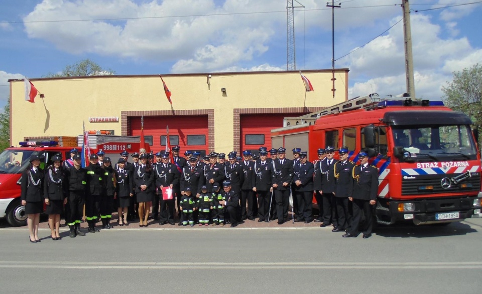 Strażacy przed budynkiem OSP Unisław./fot. unislaw.osp.pl