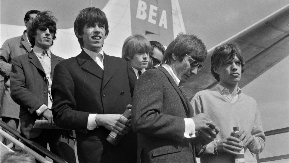Zespół The Rolling Stones w porcie lotniczym w Amsterdamie, 1964 rok./fot. Hugo van Gelderen / commons.wikimedia.org