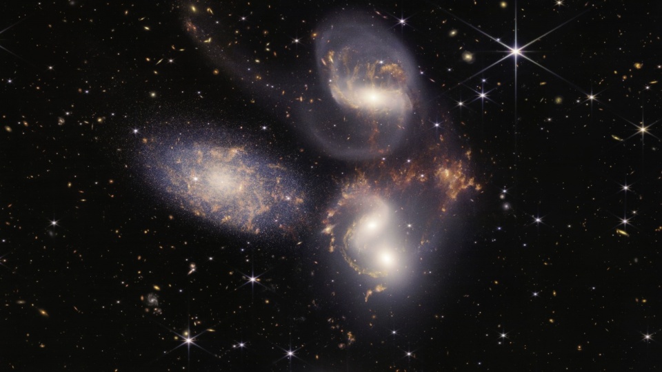 Najgłębszy obraz Wszechświata w podczerwieni, widmo atmosfery planety pozasłonecznej, dwie mgławice i grupa galaktyk - to obiekty pokazane we wtorek przez NASA, na kolejnych zdjęciach z Kosmicznego Teleskopu Jamesa Webba. Fot. PAP/EPA