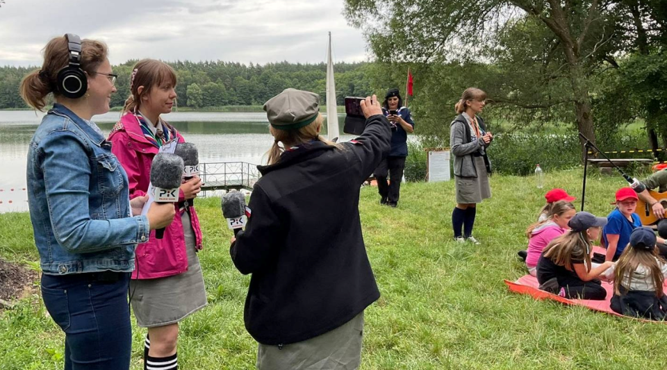 W klimatach wodno-słowiańskich spędzają swoje wakacje harcerze i zuchy z bydgoskiego ZHP. Na obozie w Foluszu (pow. żniński) udało im się już lepić z gliny, dokonać ceremonii nadania imion, postrzyżyn, a także przygotować napary z ziół./fot. nadesłane