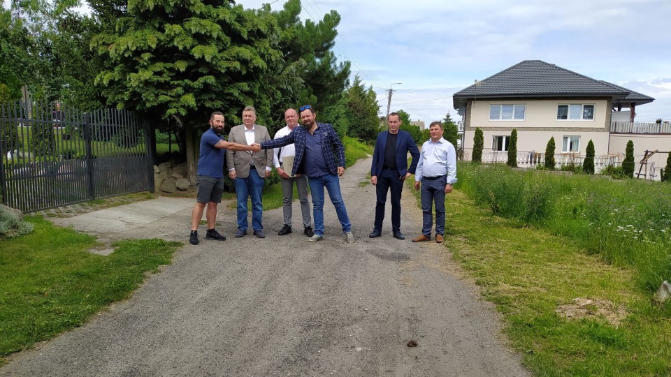Burmistrz Koronowa Patryk Mikołajewski podpisał umowę na „Przebudowę drogi gminnej w Salnie" (działki nr 31/1, 31/8). W spotkaniu uczestniczył poseł Piotr Król. /fot. Patryk Mikołajewski/Facebook