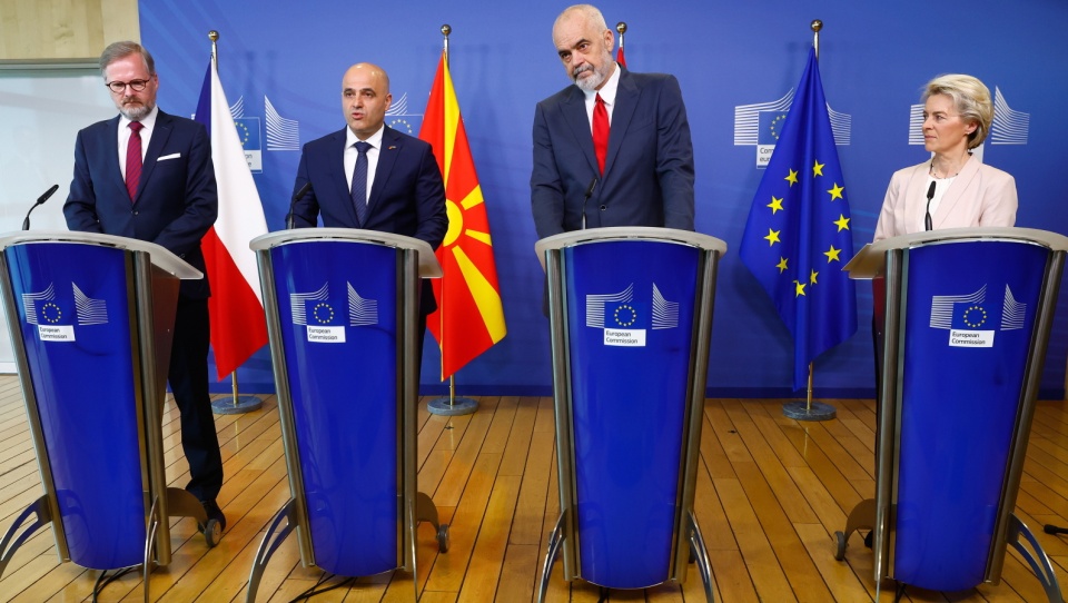 Premier Republiki Czeskiej Petr Fiala, premier Macedonii Północnej Dimitar Kovacevski, premier Albanii Edi Rama i przewodnicząca Komisji Europejskiej Ursula von der Leyen. Fot. PAP/EPA/STEPHANIE LECOCQ