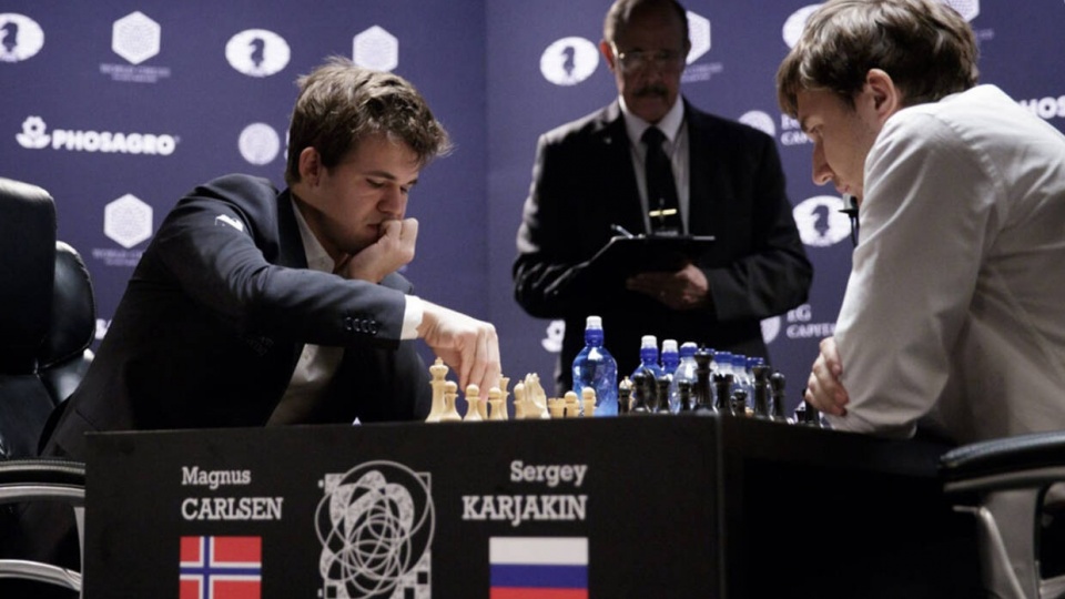 Magnus Carlsen sam oddaje mistrzostwo. Fot.: Justin Lane/PAP