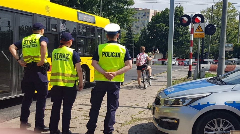 Funkcjonariusze pojawili się na przejeździe przy ul. Wienieckiej we Włocławku/fot. materiały policji