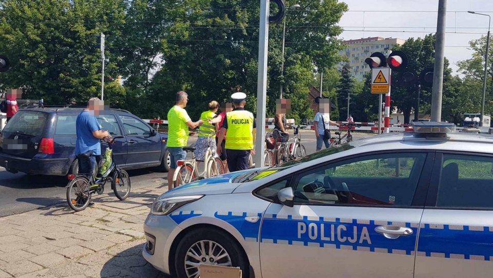 Funkcjonariusze pojawili się na przejeździe przy ul. Wienieckiej we Włocławku/fot. materiały policji