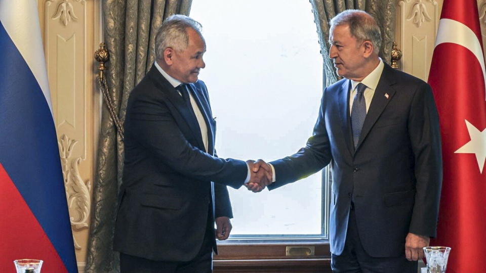 Rosyjski minister obrony Siergiej Szojgu (z lewej) i minister obrony Tursji Hulusi Akara podczas spotkania po ceremonii podpisania umowy o dostawie zboża między Turcją a ONZ, Rosją i Ukrainą. Fot. PAP/EPA