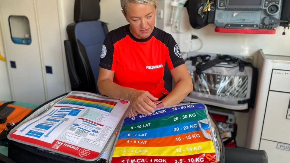 Do ambulansów dzięki WOŚP trafią specjalistyczne plecaki pediatryczne/fot. Facebook