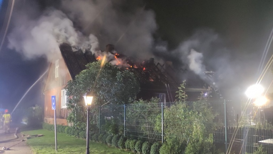 Nikt nie ucierpiał w nocnym pożarze zabytkowego budynku mieszkalnego w Polednie koło Świecia. Fot. PSP w Świeciu