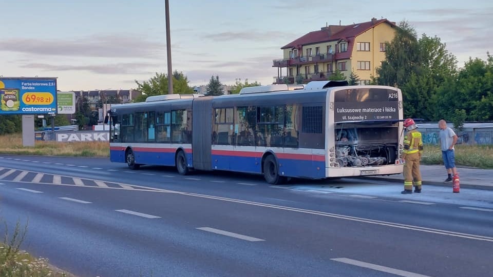 Na przystanku Solskiego/Bielicka w Bydgoszczy doszło do pożaru komory silnika w autobusie komunikacji miejskiej należącym do prywatnego przewoźnika. Fot. Bydgoszcz998