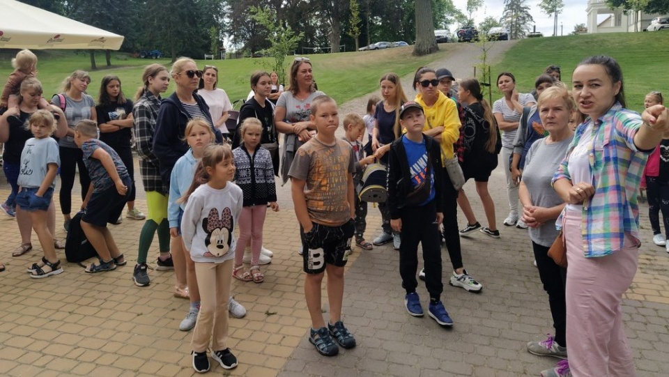 Byli już w Tleniu, a w czwartek są w parku linowym w Rulewie. Grupa ukraińskich kobiet z dziećmi spędza w naszym regionie kolonie. Fot. Marcin Doliński