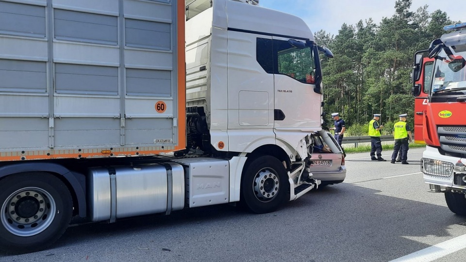 Samochód osobowy i ciężarówka zderzyły się na DK nr 10/fot. OSP w Wiosce, Facebook