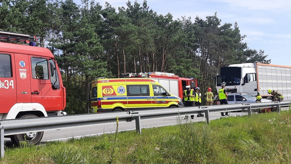 Samochód osobowy i ciężarówka zderzyły się na DK nr 10/fot. OSP w Wiosce, Facebook