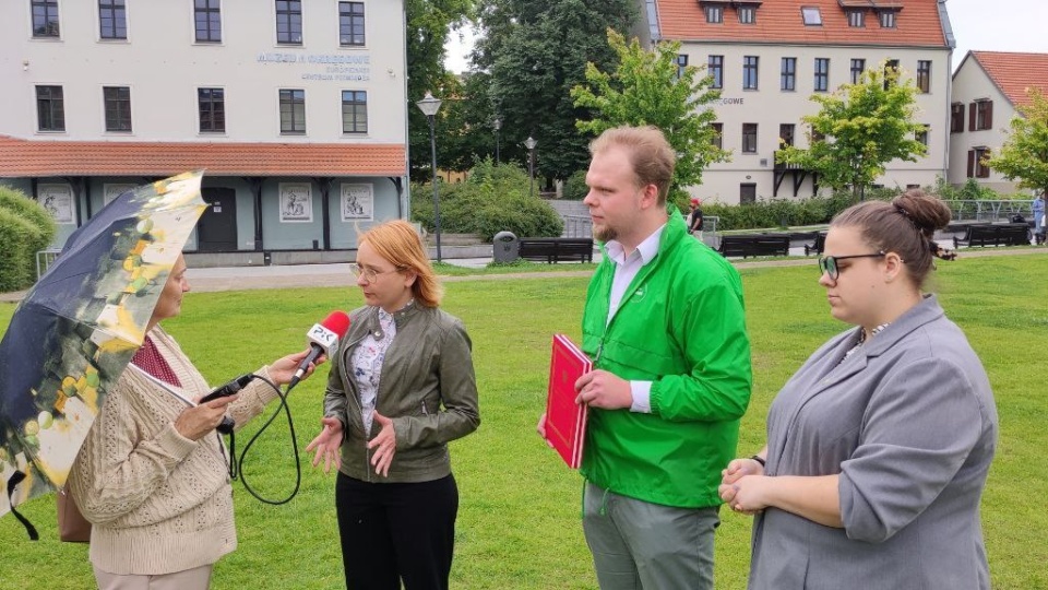 Politycy spotkali się z dziennikarzami na Wyspie Młyńskiej w Bydgoszczy. Fot. Nadesłana