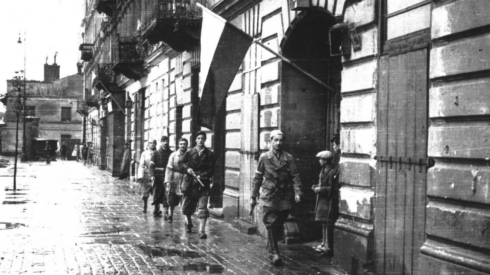 Pierwsze dni sierpnia 1944. Patrol por. „Stanisława Jankowskiego ps. „Agaton”” z batalionu „Pięść” na pl. Kazimierza Wielkiego w drodze do Śródmieścia Warszawy. Źródło: Wikipedia