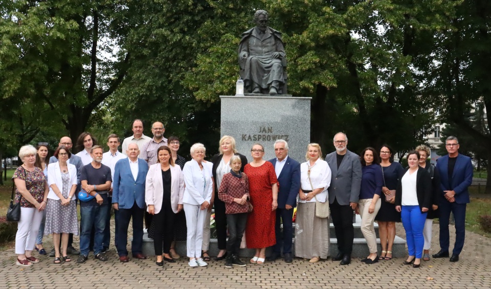 Przedstawiciele władz miasta i powiatu - złożyli kwiaty pod pomnikiem Jana Kasprowicza w Inowrocławiu. Fot. FB powiatu inowrocławskiego