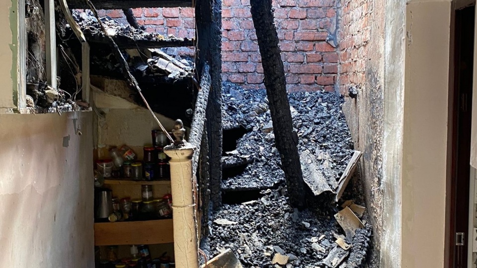 W ubiegły wtorek (26.07.22) na skutek zwarcia instalacji elektrycznej spłonął dom policjanta z powiatu świeckiego st. post. Bartosza Horstmana. Fot. Policja