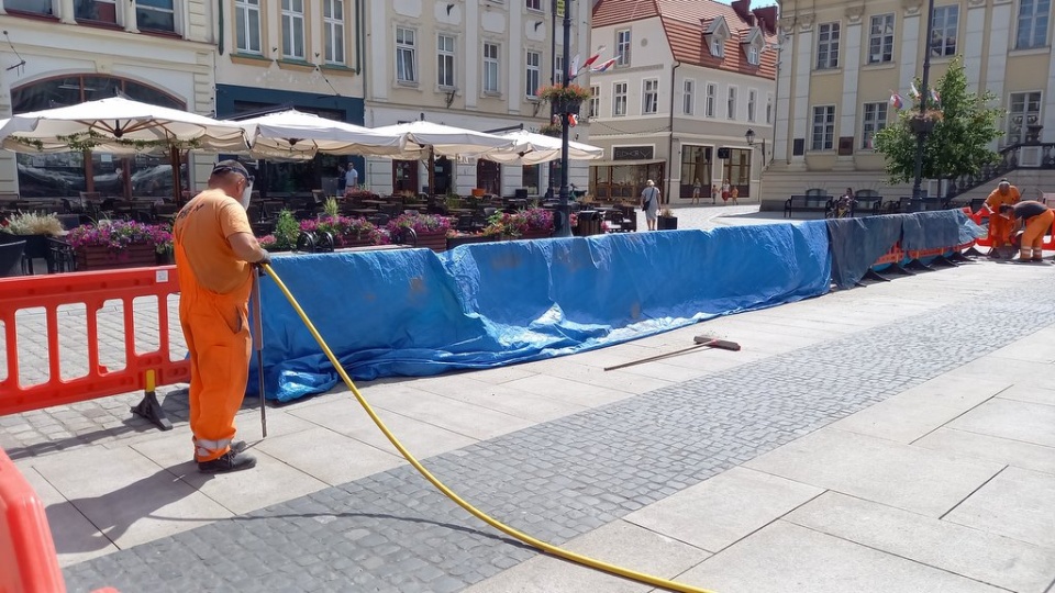 Rozpoczyna się czyszczenie płyty Starego Rynku. Fot. Tatiana Adonis