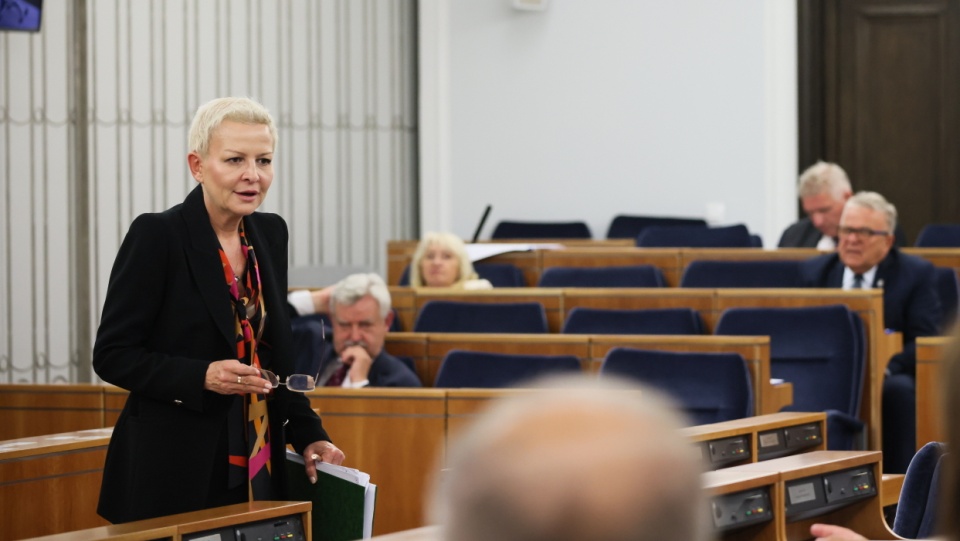 Podsekretarz stanu w Ministerstwie Klimatu i Środowiska Anna Łukaszewska-Trzeciakowska na sali obrad Senatu w Warszawie. Fot. PAP/Leszek Szymański