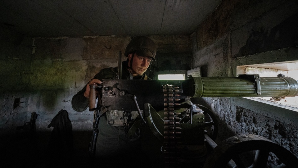 Żołnierz Gwardii Narodowej w bunkrze z karabinem maszynowym Maxim pod Charkowem. Fot. PAP/Mykola Kalyeniak