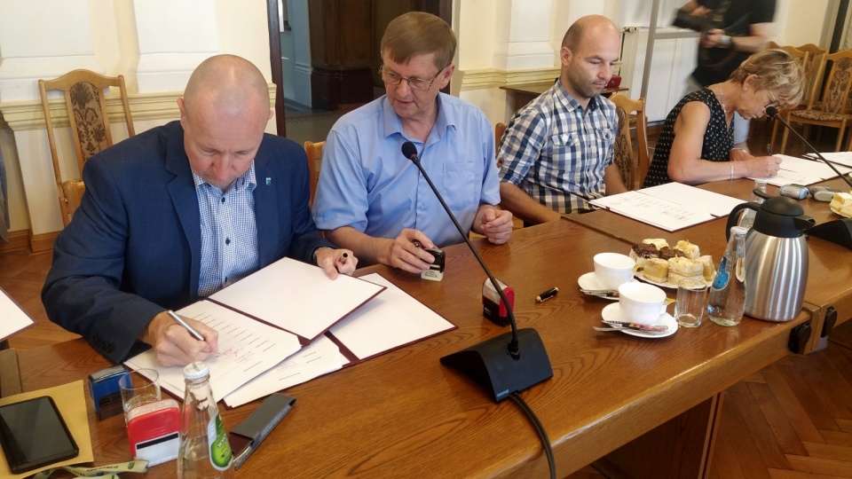 Podpisanie porozumienia na rzecz realizacji Obszaru Prowadzenia Polityki Terytorialnej. Fot. Marcin Doliński