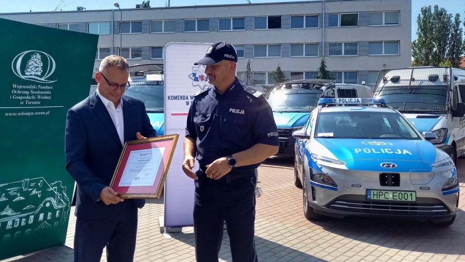 Kujawsko-pomorscy policjanci otrzymali cztery nowe elektryczne radiowozy/fot. Tatiana Adonis