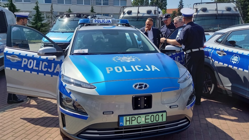 Kujawsko-pomorscy policjanci otrzymali cztery nowe elektryczne radiowozy/fot. Tatiana Adonis