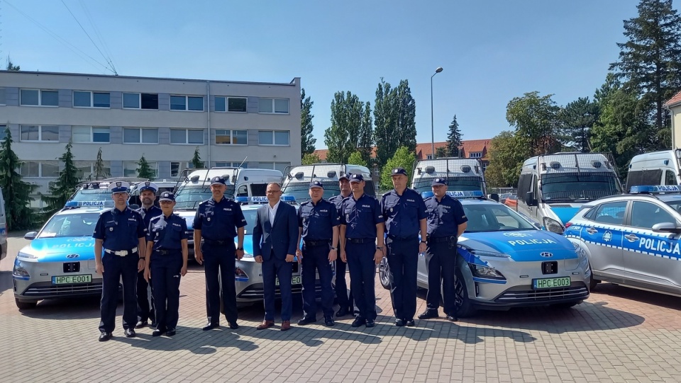 Kujawsko-pomorscy policjanci otrzymali cztery nowe elektryczne radiowozy/fot. Tatiana Adonis