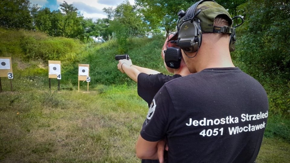 Treningi strzeleckie odbywają się na strzelnicy Polskiego Związku Łowieckiego i na każdego z ich uczestników czeka blisko 6 strzelań z broni krótkiej i długiej (palnej)./fot. wloclawek.eu