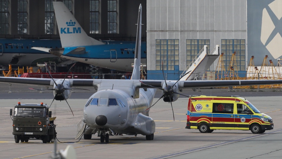 Samolot transportowy Wojska Polskiego CASA C-295 z osobami poszkodowanymi w wypadku polskiego autokaru w Chorwacji po wylądowaniu w Warszawie. Fot. PAP/Paweł Supernak