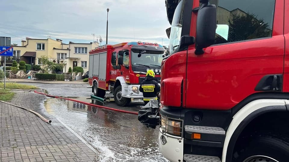 Ulewne deszcze i nawałnice przechodzą obecnie głównie nad powiatami toruńskim i bydgoskim/fot. Bydgoszcz 998