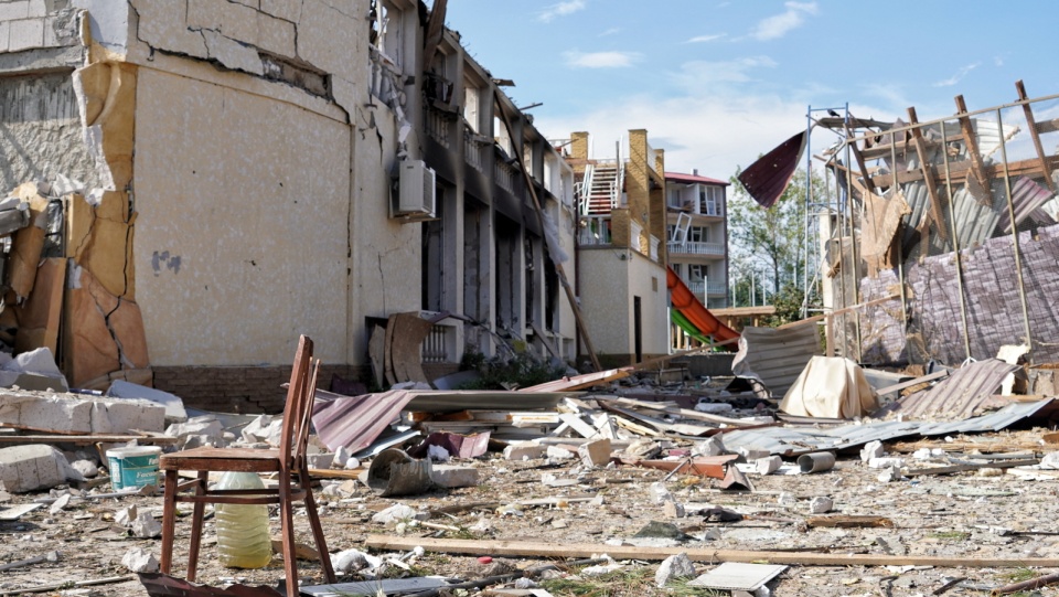 Zniszczenia po rosyjskim ostrzale w miejscowości Zatoka w obwodzie odeskim. Fot. PAP/Alena Salomonova