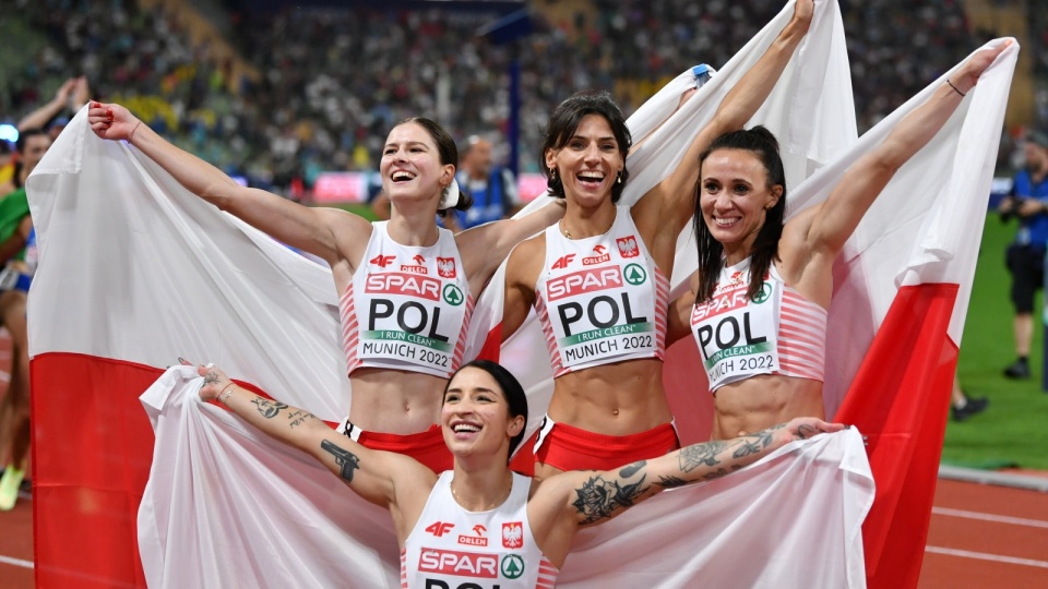 Marika Popowicz-Drapała (pierwsza z prawej) wraz z drużyną, która zajęła drugie miejsce w biegu 4x100 metrów. Fot.: Adam Warżawa/PAP